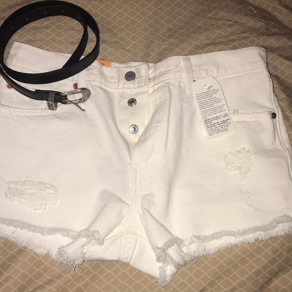 White Levi Shorts BRAND NEW‼️